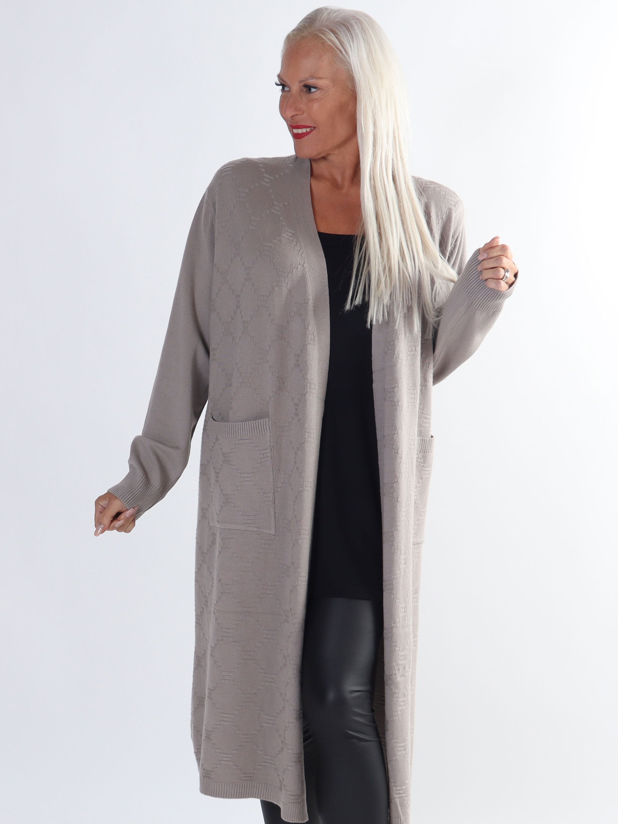 Agnesa - Lang plus size strikcardigan med lommer